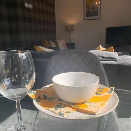 Modern 2 Bedroom Flat With Free Parking In Cambuslang, غلاسغو المظهر الخارجي الصورة