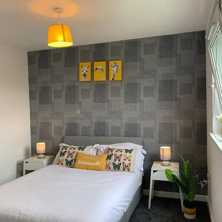 Modern 2 Bedroom Flat With Free Parking In Cambuslang, غلاسغو المظهر الخارجي الصورة