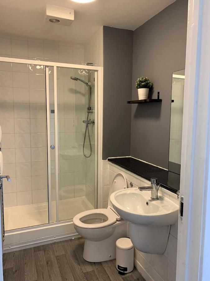 Modern 2 Bedroom Flat With Free Parking In Cambuslang, غلاسغو المظهر الخارجي الصورة