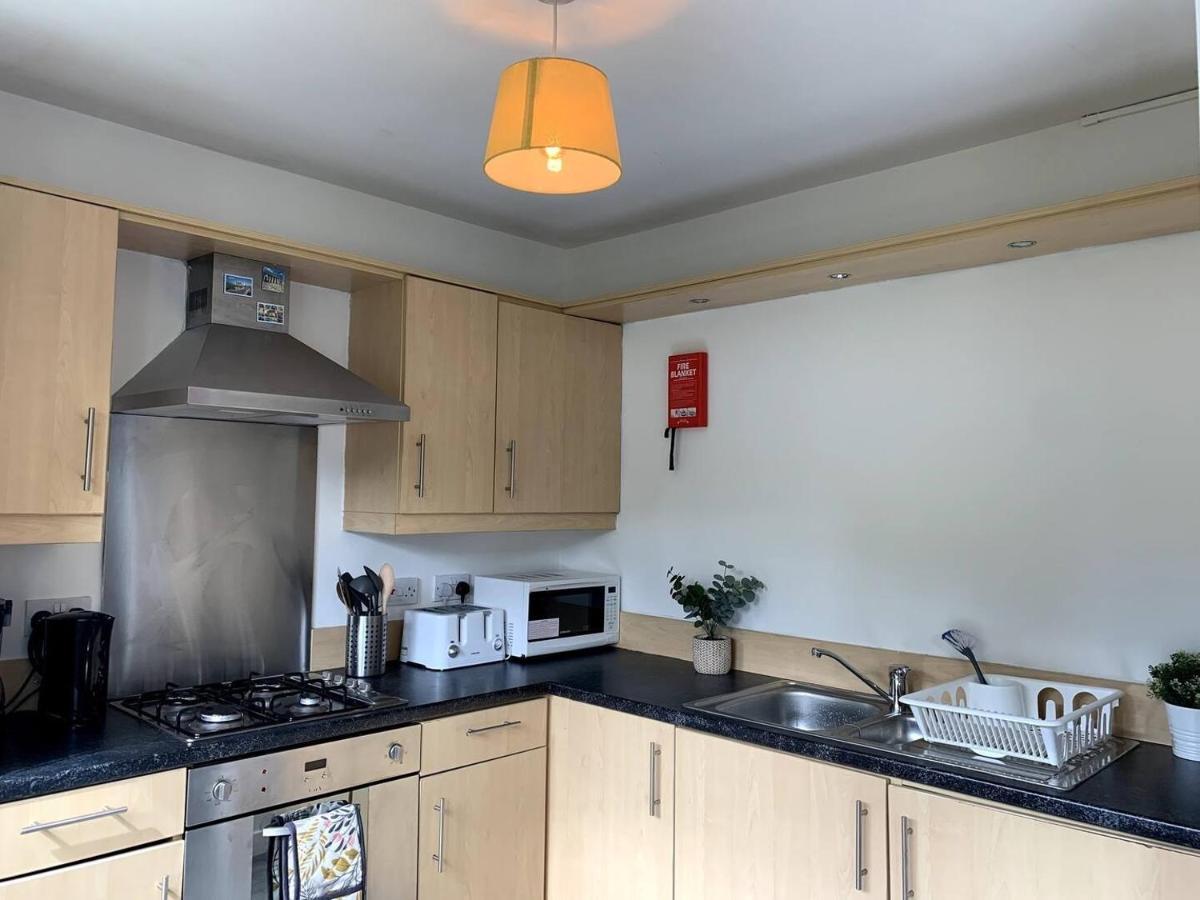 Modern 2 Bedroom Flat With Free Parking In Cambuslang, غلاسغو المظهر الخارجي الصورة
