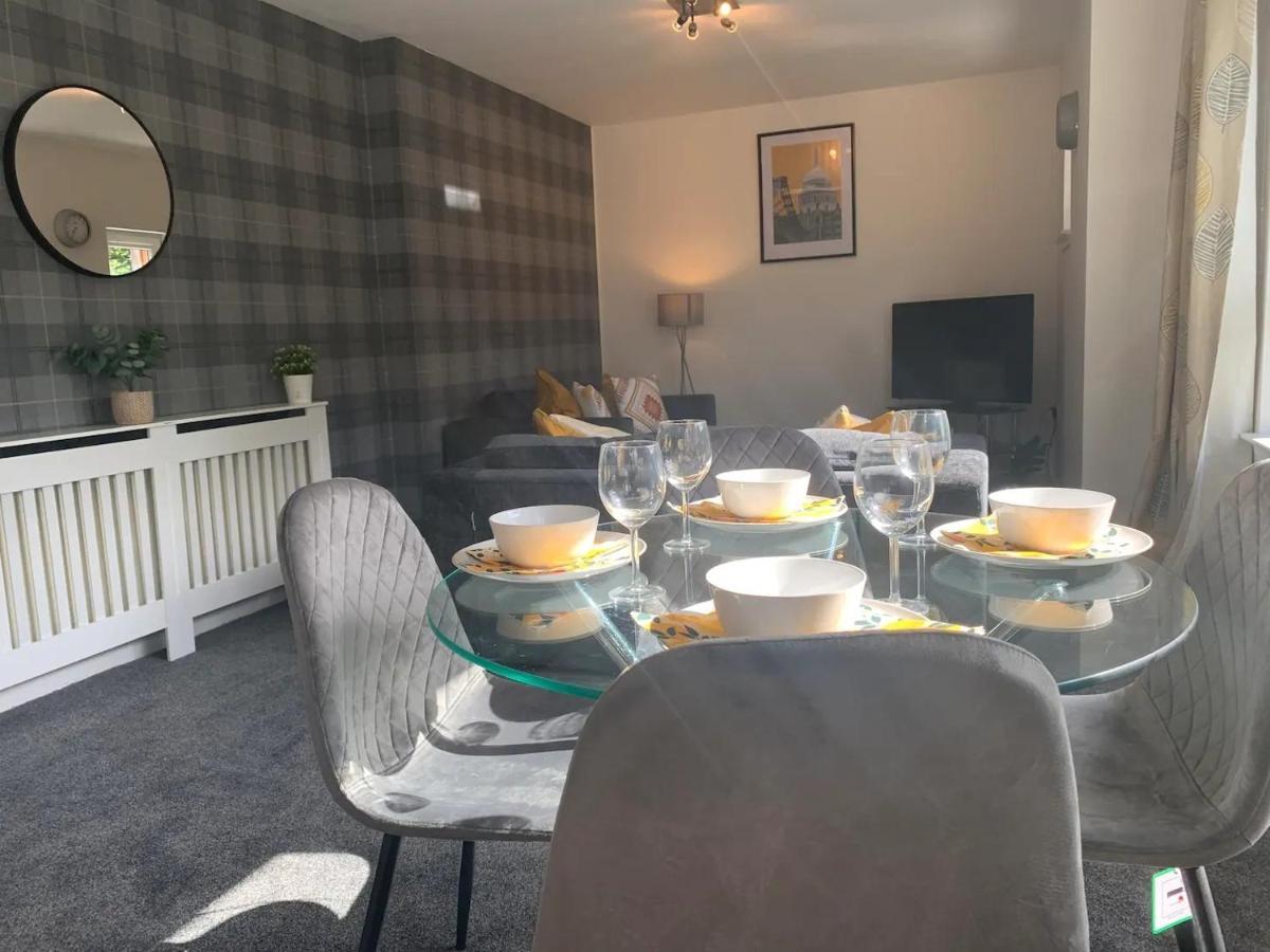 Modern 2 Bedroom Flat With Free Parking In Cambuslang, غلاسغو المظهر الخارجي الصورة